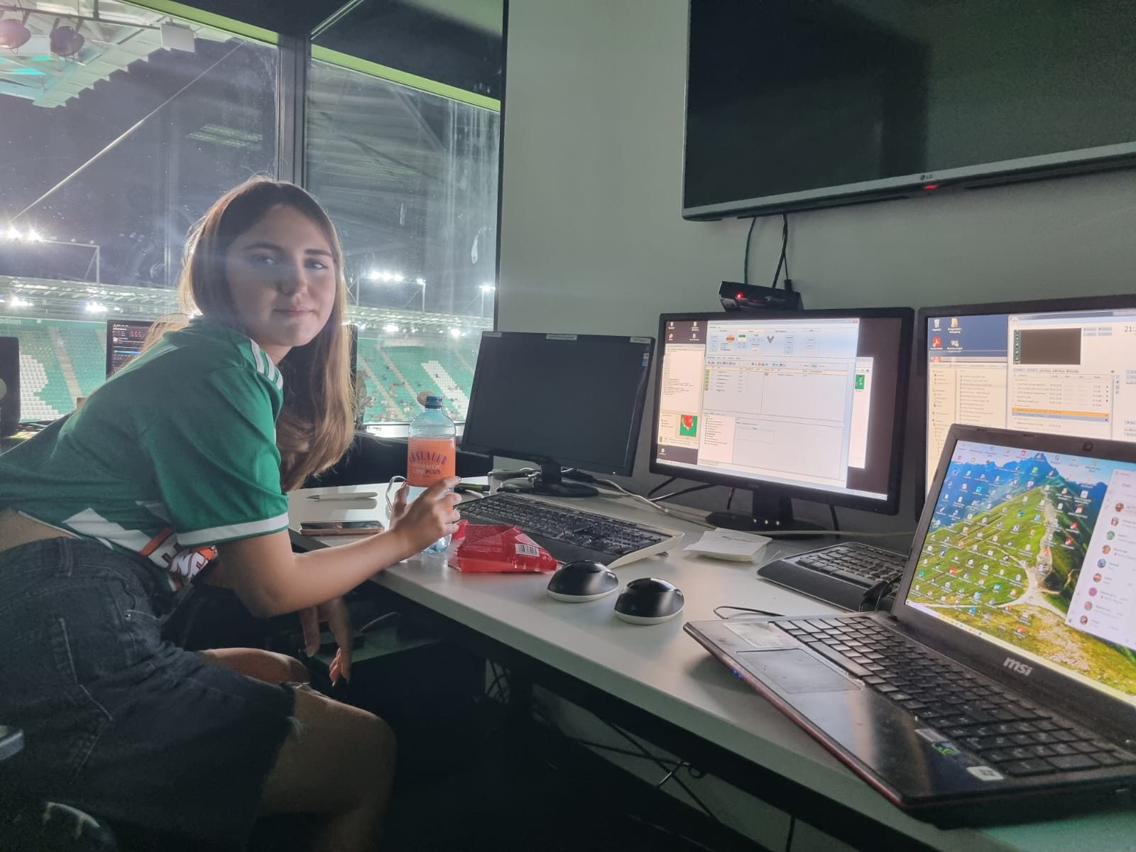 Saskia Hundsdorfer mit Freude bei der Arbeit in der Stadionregie